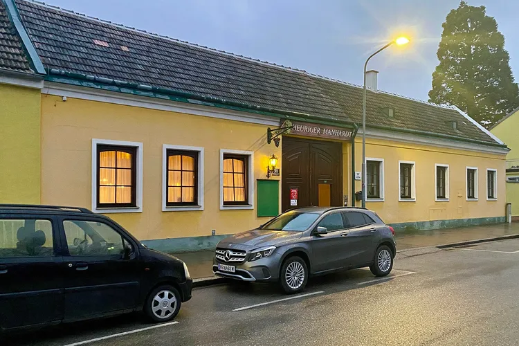 Weinbau und Heuriger Manhardt